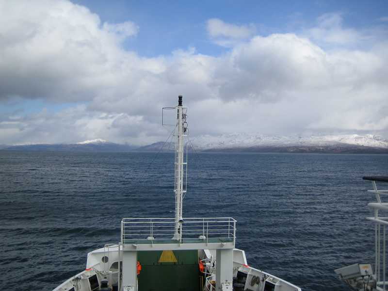 Vue du ferry des montagnes environnantes