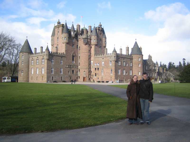 Glamis Castle, un des châteaux de la famille royale. Au premier plan, la famille royale.